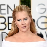 Spoločenské účesy Golden Globes 2016: Amy Schumer