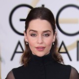 Spoločenské účesy Golden Globes 2016: Emilia Clarke